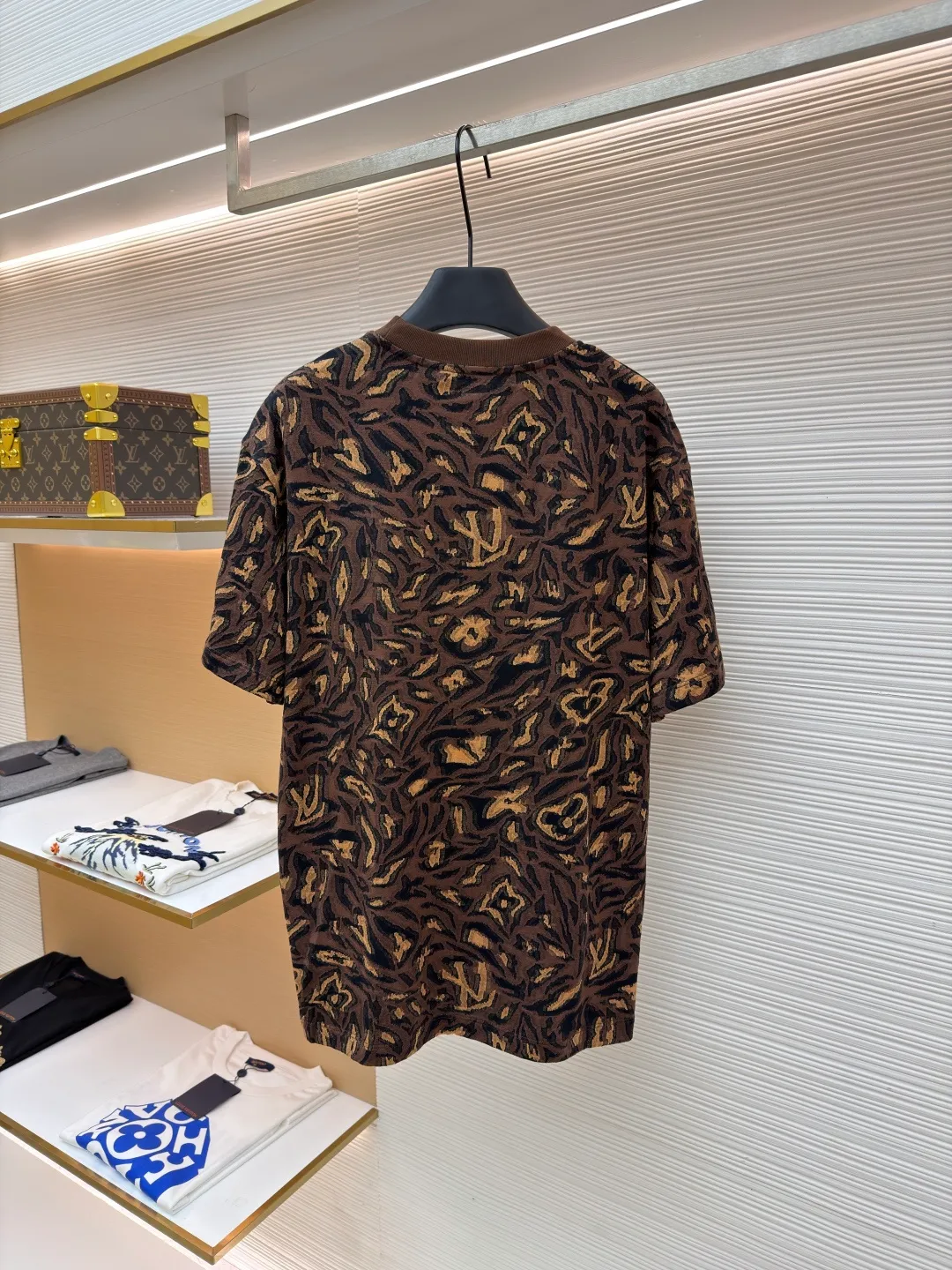 LOUIS VUITTON leopard print jacquard T-shirt ●Original version: 11100 purchase and development ●Item number: 1682343-A85 ●Fabric: cotton fabric ●Technology: jacquard production ●Color: leopard print ●Version: fitted version ●Weight: about 190 grams ●Size: XS-S-M-L ●Description: The fabric is custom-woven for 40 seconds of combed cotton flying thread jacquard knitted fabric. The jacquard device is made according to the YB finishing point. First, a 28-cylinder flying thread jacquard machine is used to position the full-width jacquard to weave the embryonic fabric. The yarn is tightly spun and dyed in 4 groups of yarns. The finished product is destroyed and the embryo base is cut by machine. Thread, the loss rate is as high as 50%, and the cost of 1000kg base embryo is less than 600kg, so the cost increases sharply. Later, it is washed and shaped with high temperature to ensure that the pattern is positioned the same as YB. The pattern is positioned and cut by hand, the lettering table is customized, and the work is finished with positioning and sewing, and specific three-mark washing. The overall wiring is straight and delicate, the fabric is comfortable and soft, and the color is consistent without color difference. It can be matched with the same style to create a fashionable look and control various occasions. Customized accessories, complete with three standards, same style for men and women!